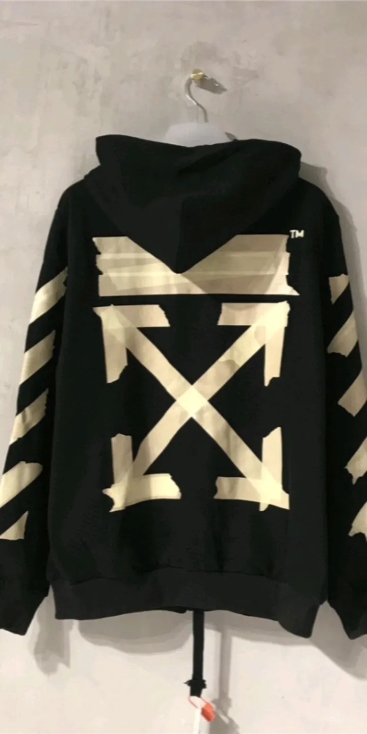 Actual video shot——Spring and Autumn top tested version OFF WHITE OW hot stamping tape printing male and female couple pure cotton loose same style pullover hooded sweatshirt The printing is done on a Japanese-owned Mimaki printing machine, with no edges or burrs. Inkjet heat transfer is hot-pressed and cold-teared, and the high temperature is 180 degrees. The front piece needs to be pressed twice (the second time requires 180kg of air pressure). The transparent fabric is anti-scratch and ironing, and the printing is fog-free. The semi-transparent tape in the front circle can reveal the part of the printing underneath. The golden printing color of the tape is not The flat color and tape printing overlap have different color depths. The wash label is also customized according to the original font. The accessories still use the full line of correct accessories. The rectangular woven collar label design is cancelled. The previous three-dimensional silicone feel font is changed to a fully woven collar label. Fluorescent fonts can be seen on the collar label. The five-link silicone hangtag, three-link washable label and zebra crossing packaging line are still the same. 480g pure cotton terry fabric, a major launch with full drape. A full set of customized accessories, one-to-one mold opening, professional ow. Size: XS-L Size chart